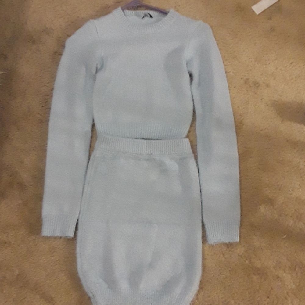 Sweater and skirt set (midrift)
